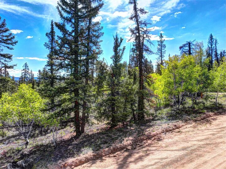 Property Photo:  820 Overland Circle  CO 80456 