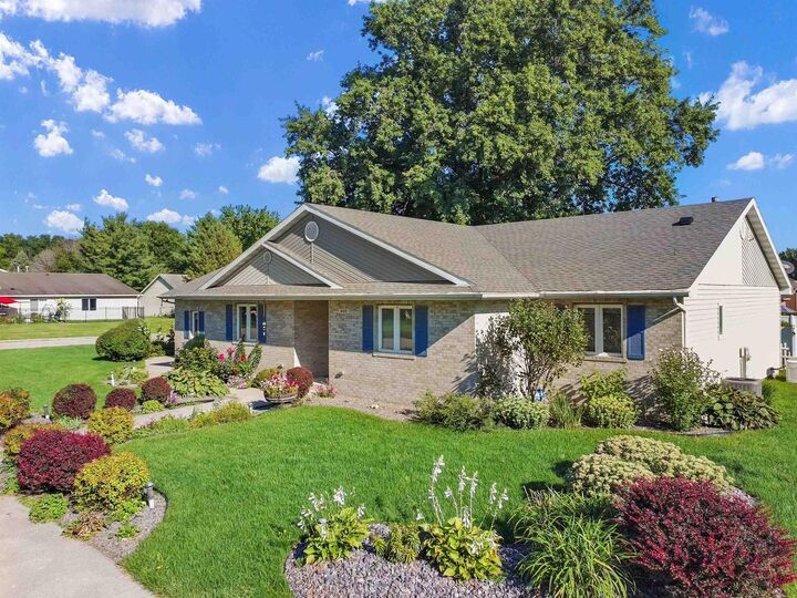 Property Photo:  805 Hawthorne Avenue  WI 53545 