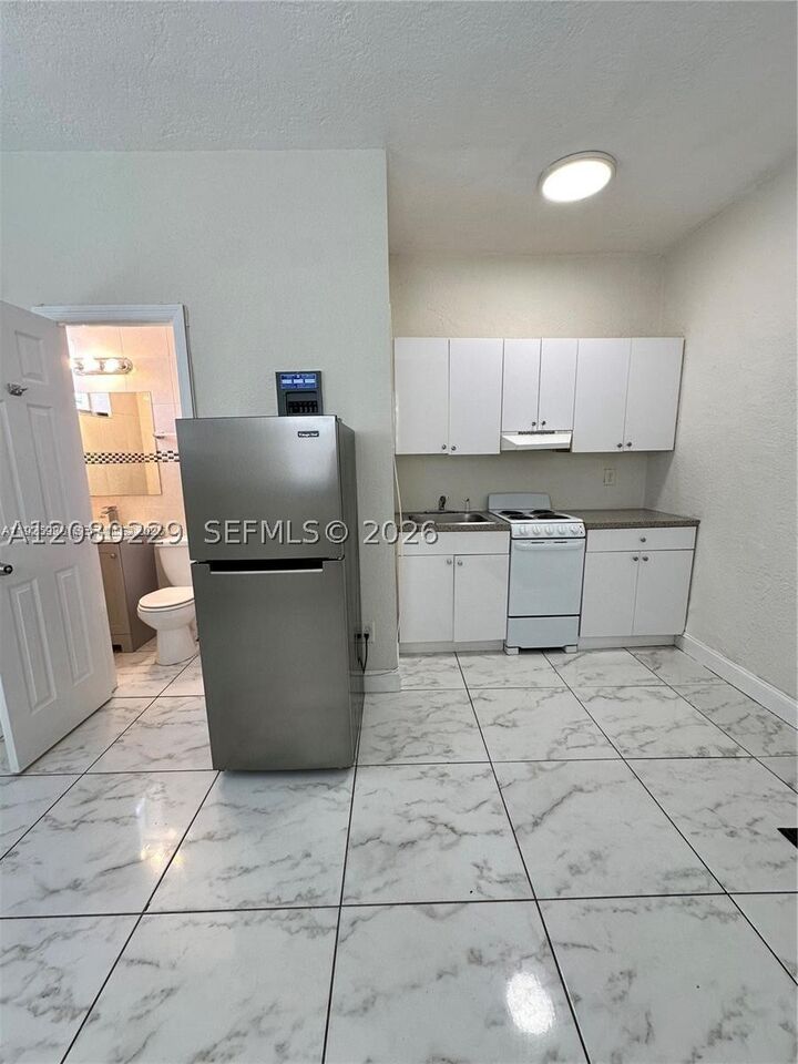 Property Photo:  912 NW 9th Ave 8  FL 33009 