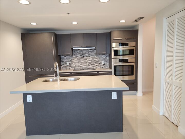 Property Photo: 7875 NW 107th Ave 711 FL 33178