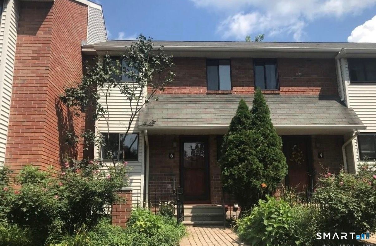Property Photo: 6 Kingsley Court 6 CT 06110
