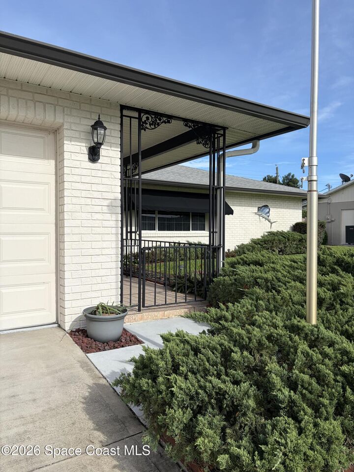 Property Photo:  629 Ebony Street  FL 32935 