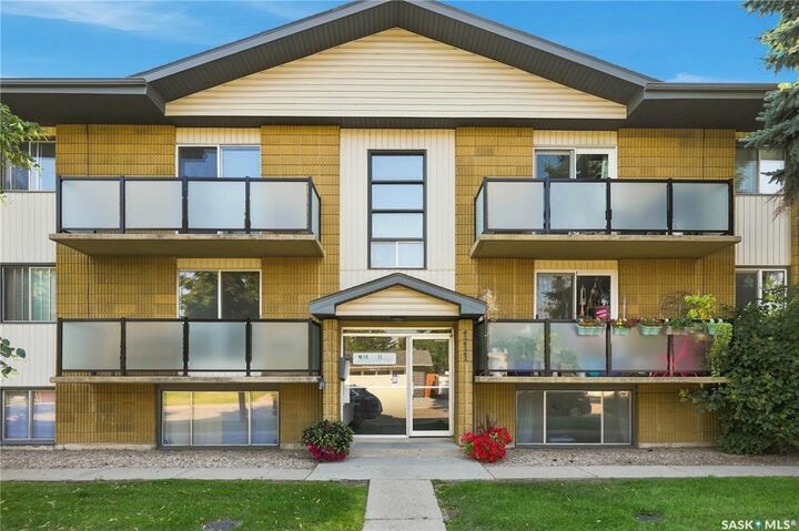 Property Photo:  111 St Lawrence Crescent 2  SK S7K 1G7 