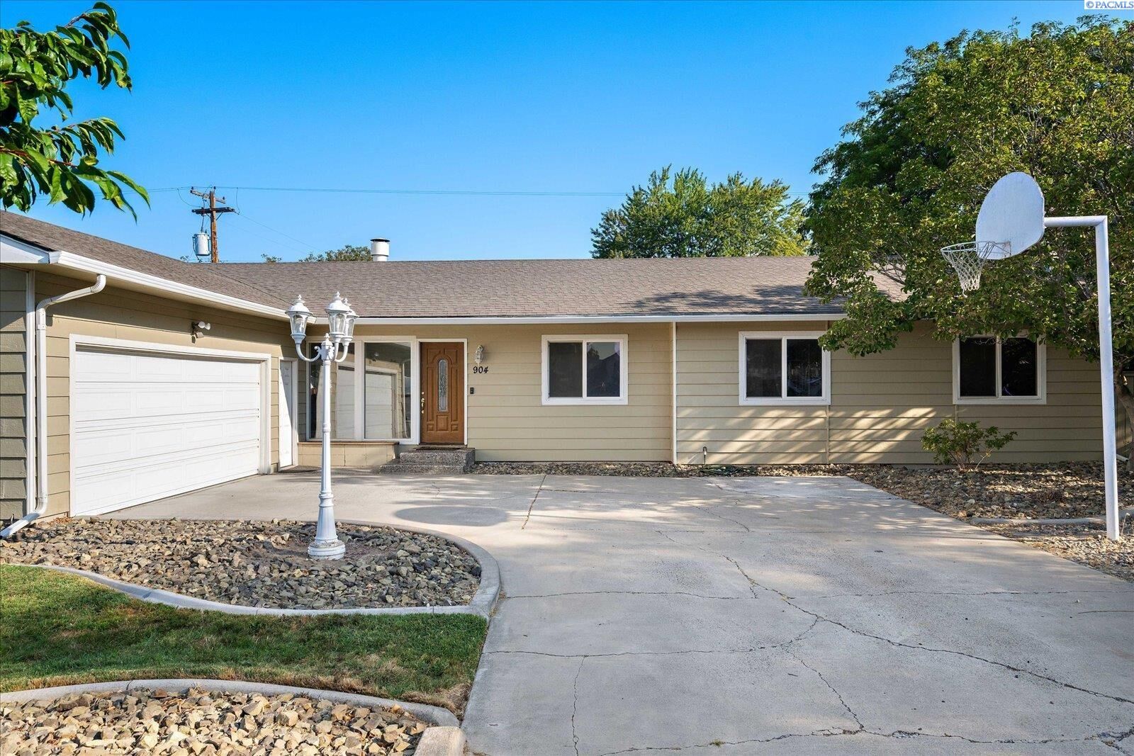 Property Photo: 904 W 25th Avenue WA 99337