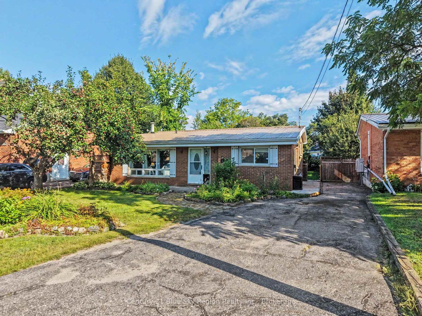 Photo de la propriété:  328 McKenzie Avenue  ON P1B 7E2 