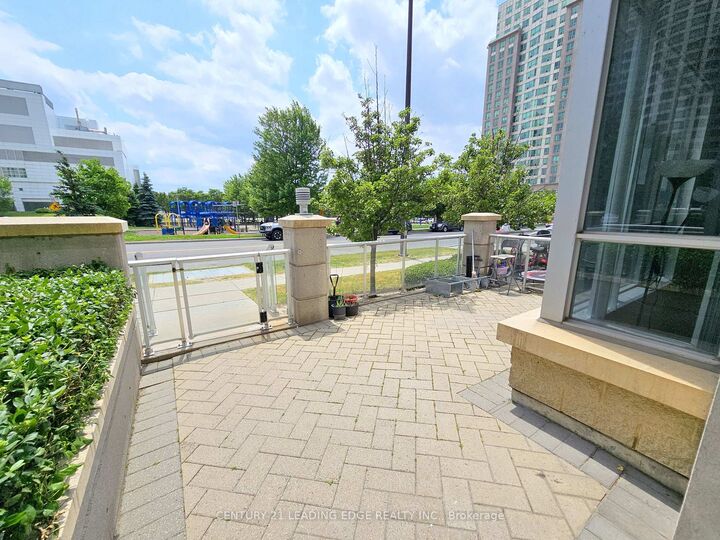 Property Photo:  38 Lee Centre Drive Th120  ON M1H 3J7 