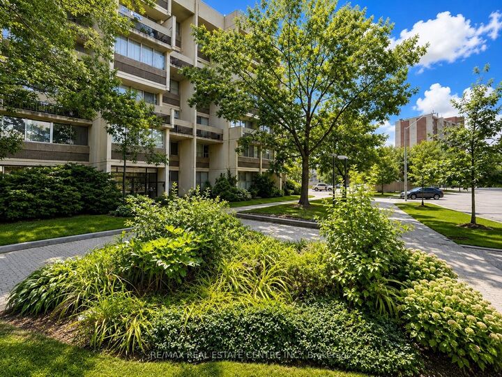 Property Photo: 1300 Marlborough Court 516 ON L6H 2S2