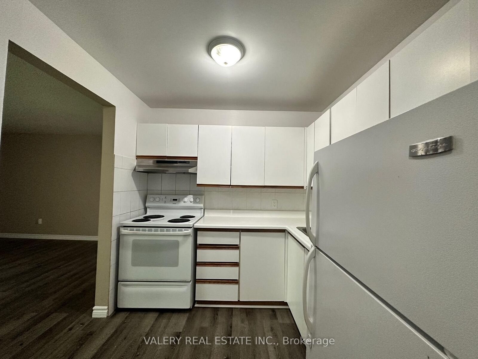 Property Photo:  1 Lowndes Avenue 7  ON L4P 3J7 
