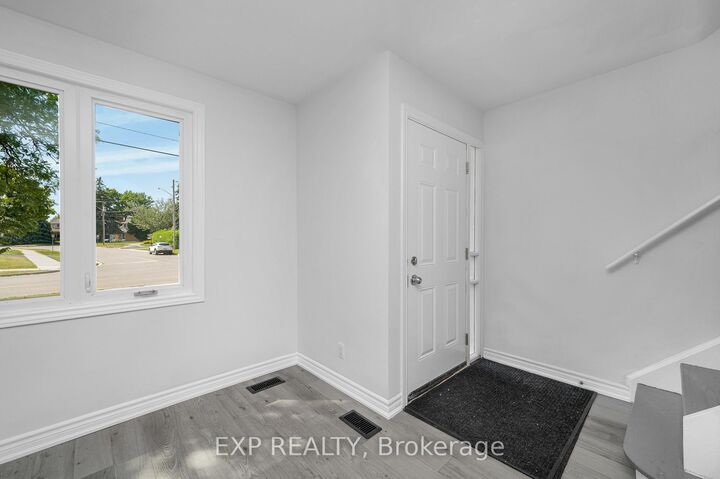 Photo de la propriété:  132 Heslop Road  ON L9T 1B4 