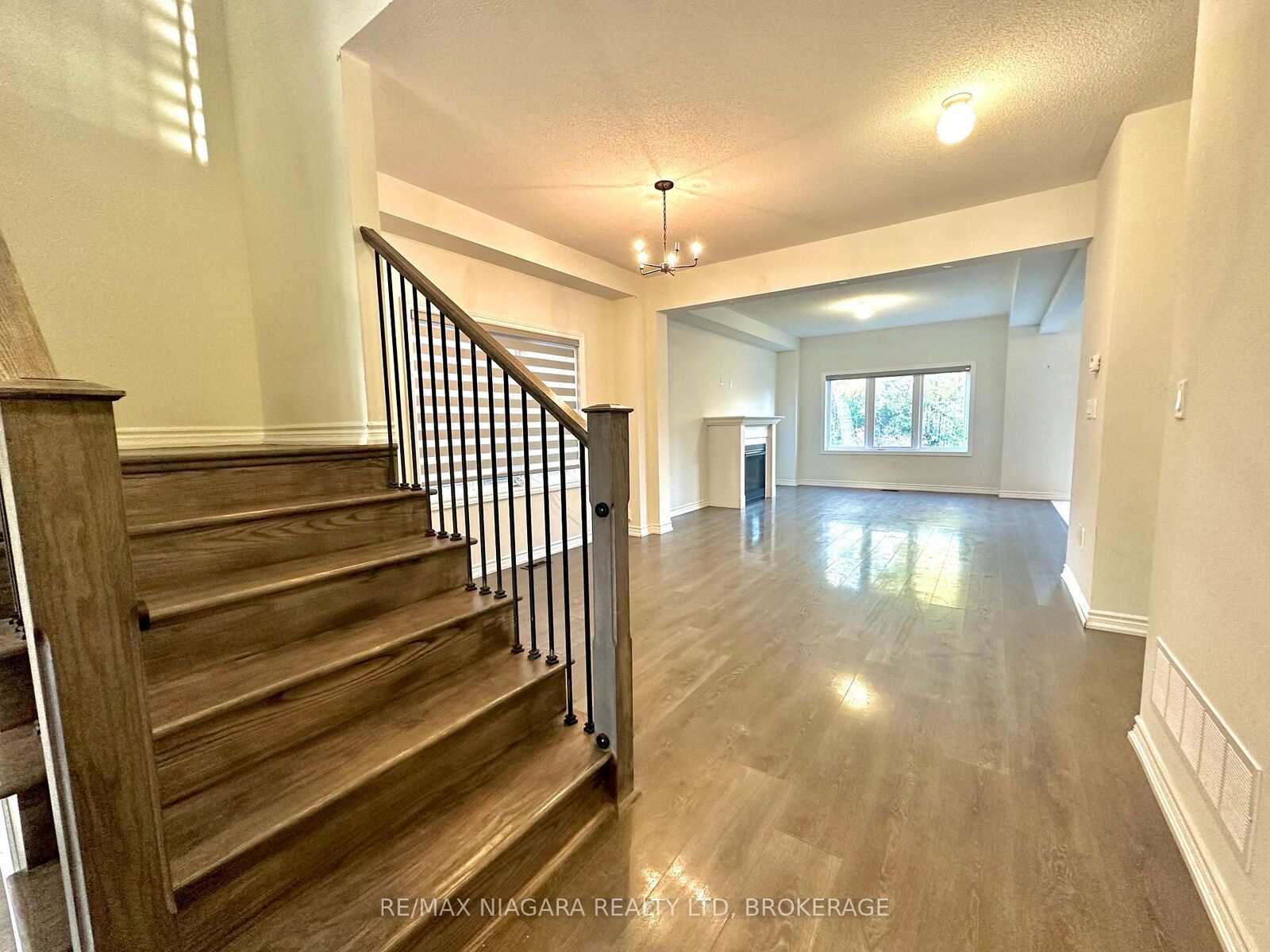 Property Photo:  132 Cottonwood Crescent  ON L3B 6C5 