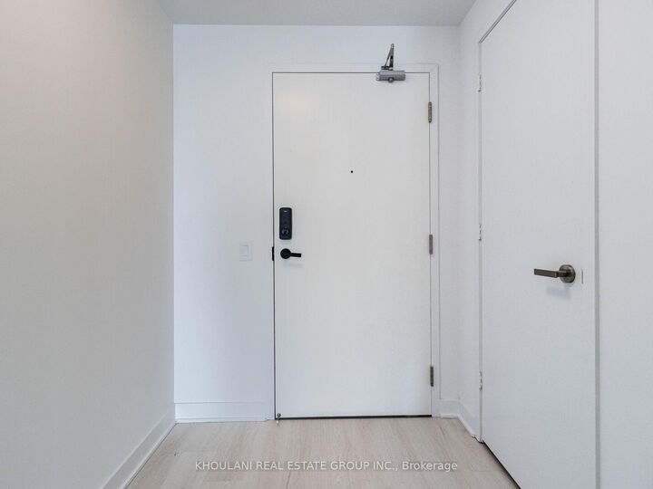 Property Photo:  3900 Confederation Parkway 2212  ON L5B 0M3 