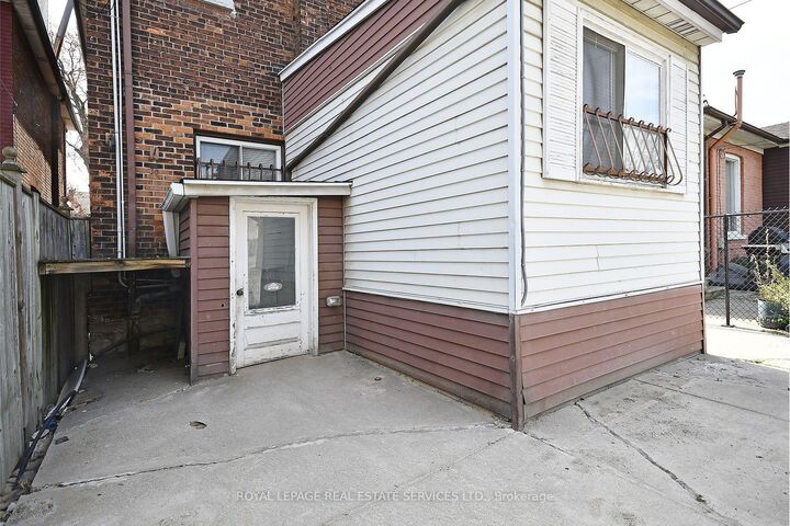 Property Photo:  47 Emerald Street N Lower  ON L8L 5K2 