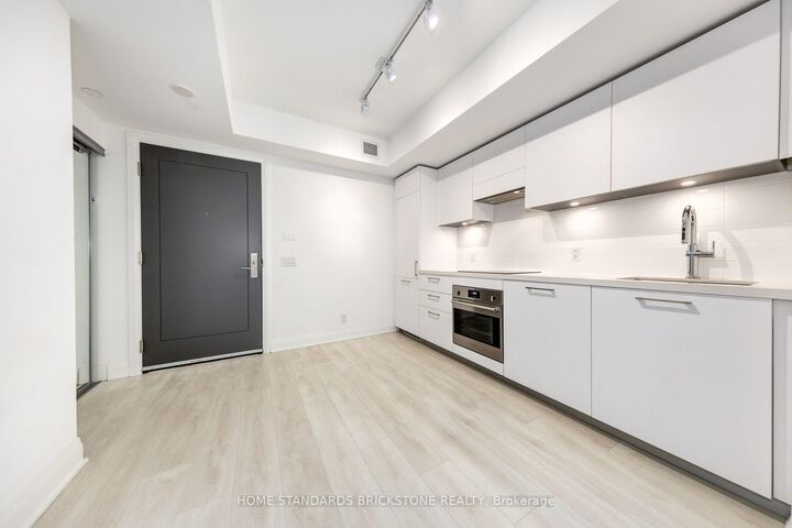 Property Photo:  33 Frederick Todd Way 429  ON M4G 0C9 