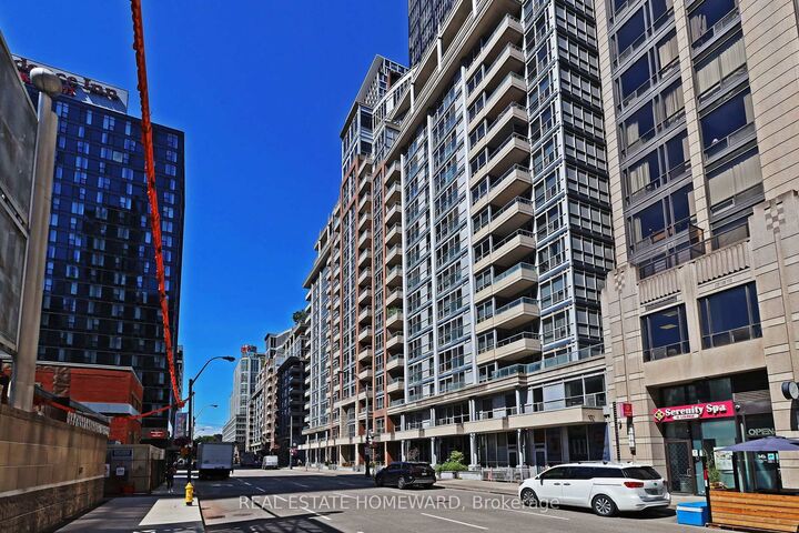 Property Photo:  250 Wellington Street W Ph31  ON M5V 3P6 
