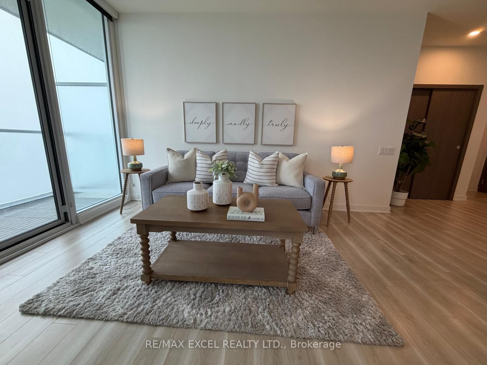 Property Photo: 17 Bathurst Street 4606 ON M5V 0N1