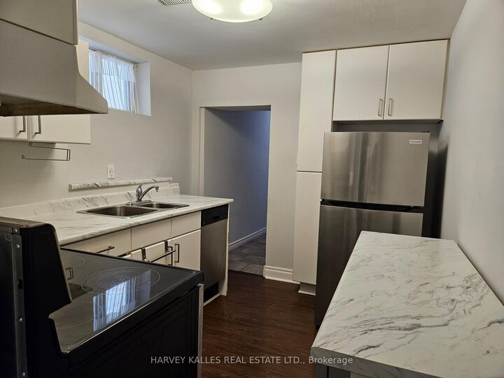 Photo de la propriété: 85 Lanark Avenue Lower ON M6E 2G3