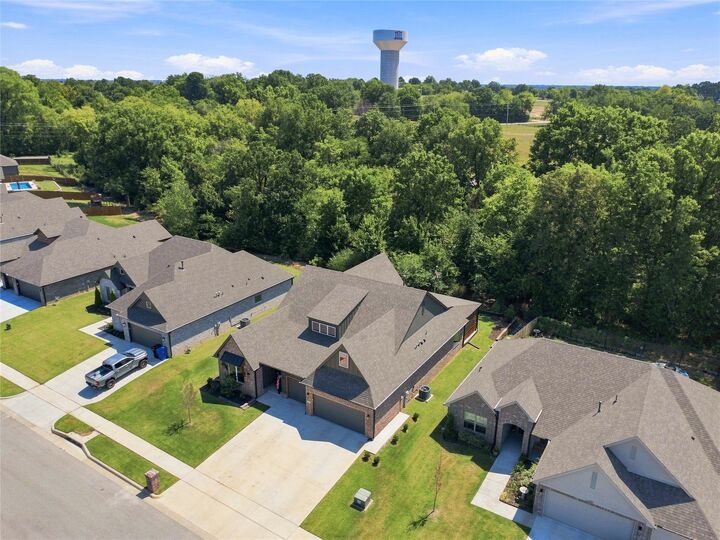 Property Photo:  807 E Jacksonville Street  OK 74012 