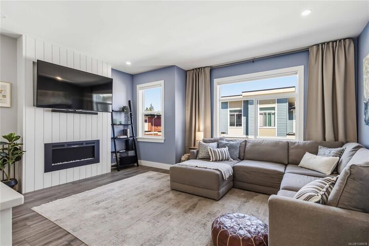 Property Photo: 615 Selwyn Close BC V9B 0Z2