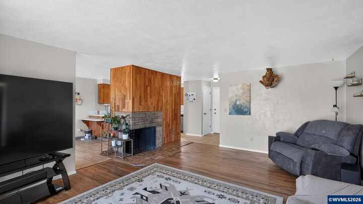 Property Photo:  644 45th Pl SE  OR 97317 