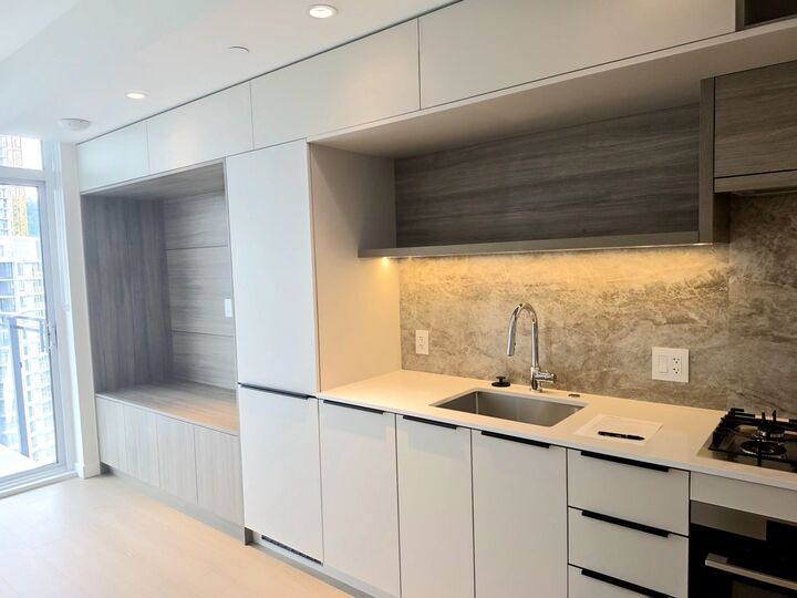 Property Photo:  608 Elmwood Street 1xx6  BC V3J 0V1 