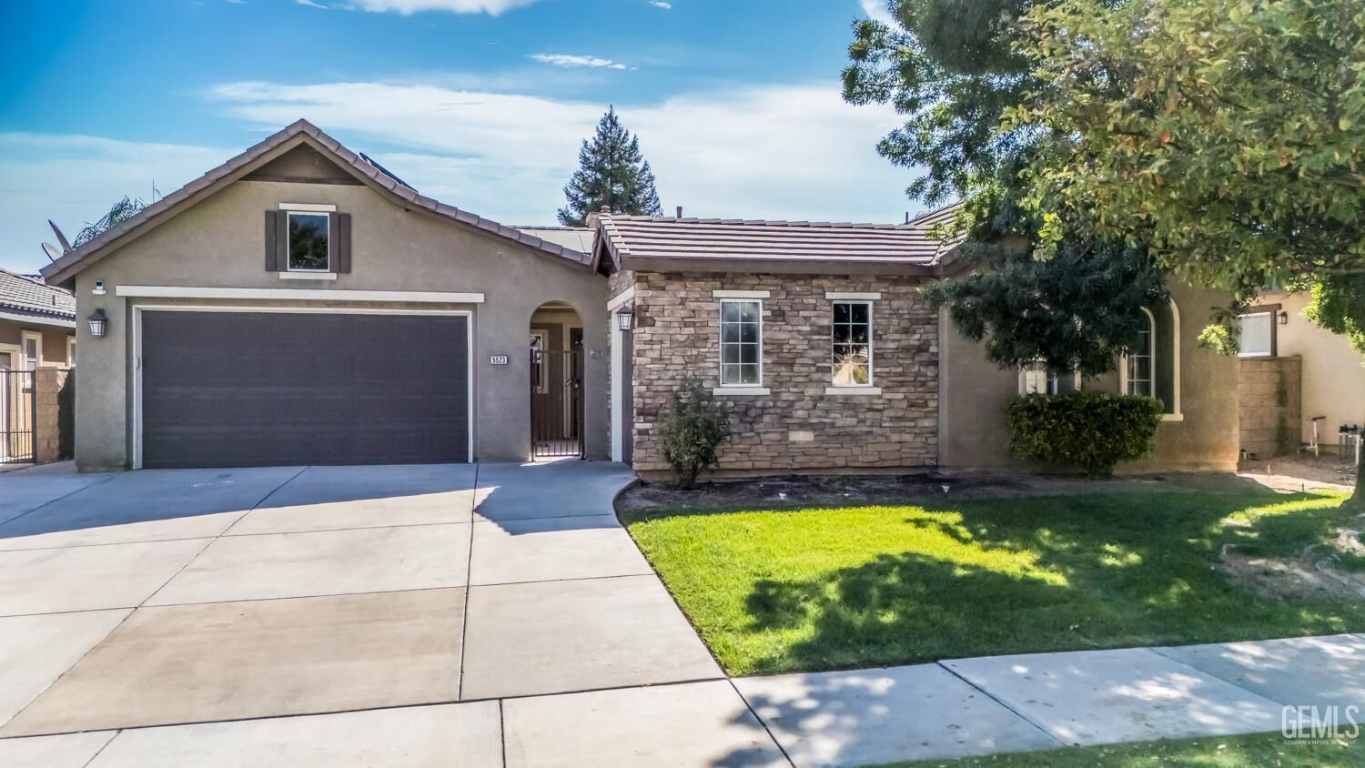 Property Photo: 5523 Segovia Way CA 93306