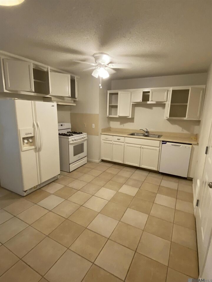 Property Photo: 7426 Meadow Park Ave LA 70810