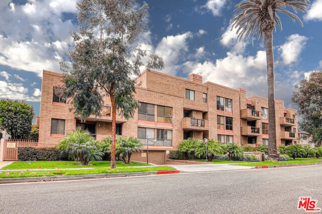Property Photo:  235 S Tower Dr, Unit 102  CA 90211 