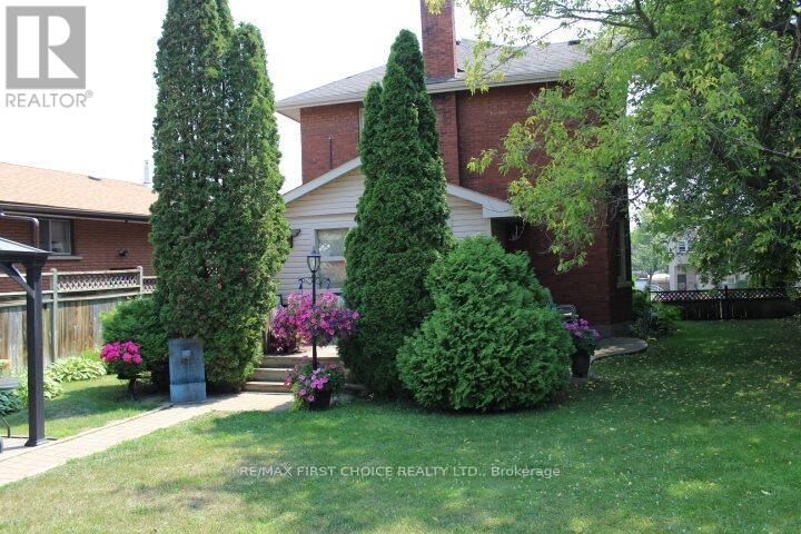 Property Photo:  310 Algoma Street North  ON P7A 5A9 
