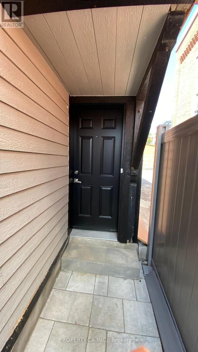 Property Photo:  395 Gladstone Avenue B  ON K2P 0Y9 
