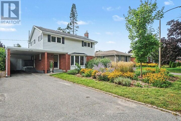 Property Photo: 1236 Amesbrooke Drive ON K2C 2E6