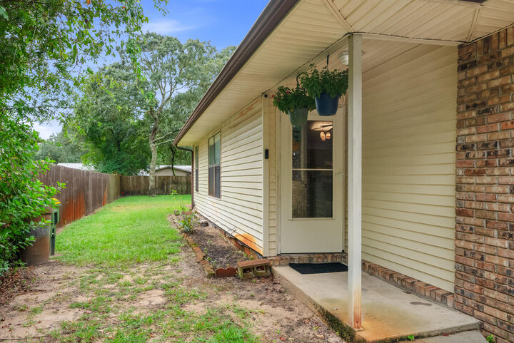 Property Photo: 512 NW Parkview Road A &Amp B FL 32547