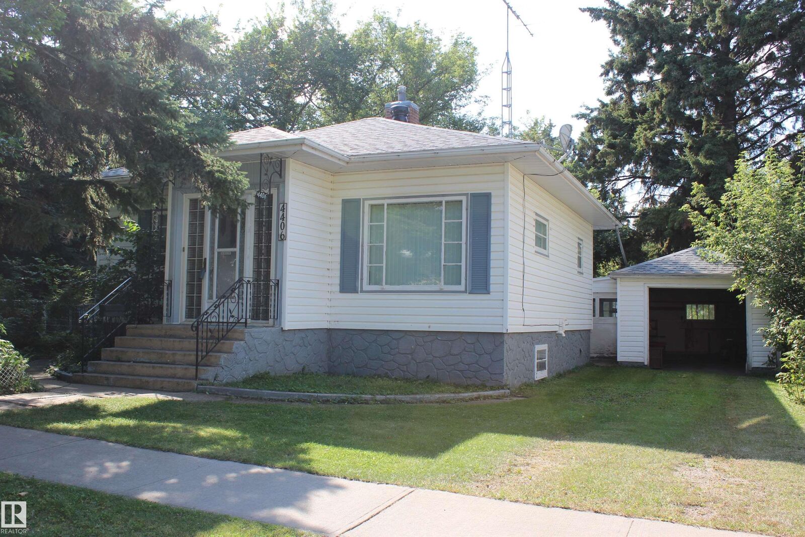 Property Photo:  4406 49A Street  AB T9C 1M7 