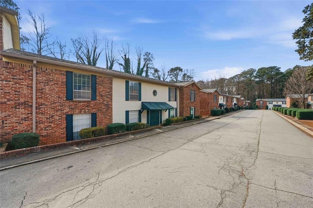 Property Photo:  5506 Kingsport Drive  GA 30342 