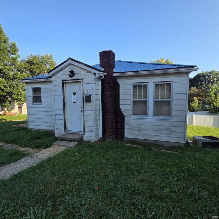 Property Photo:  1420 Franklin Street  IN 47586 
