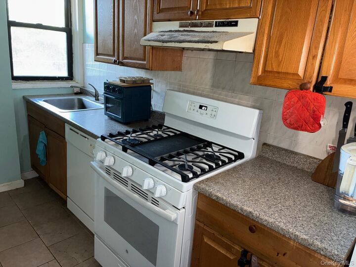 Property Photo: 5 Oakdale Manor B22 NY 10901
