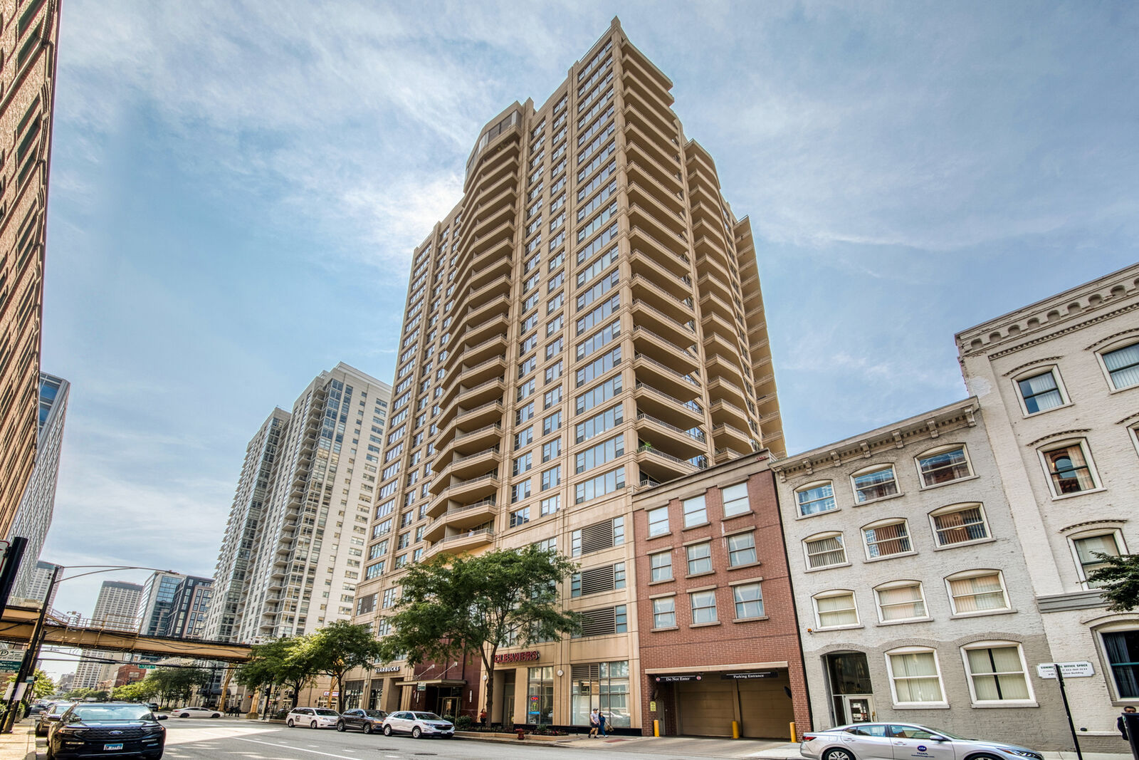 Property Photo: 200 N Jefferson Street 909 IL 60661
