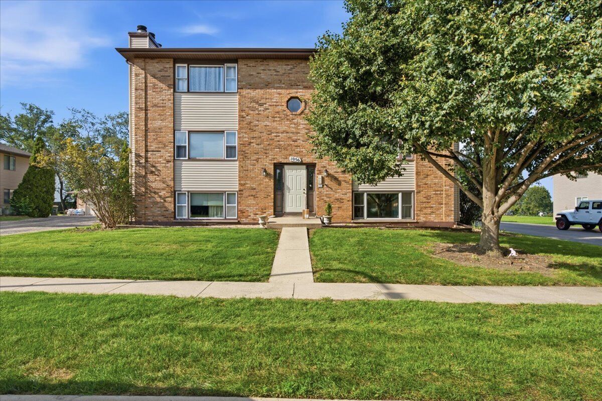 Property Photo: 1056 Manchester Court F IL 60177