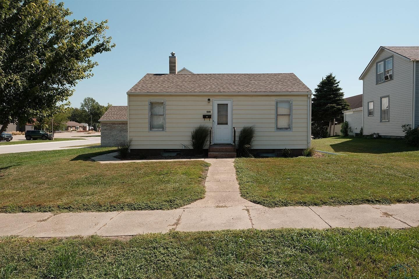Property Photo: 452 1st Avenue NW IA 51250