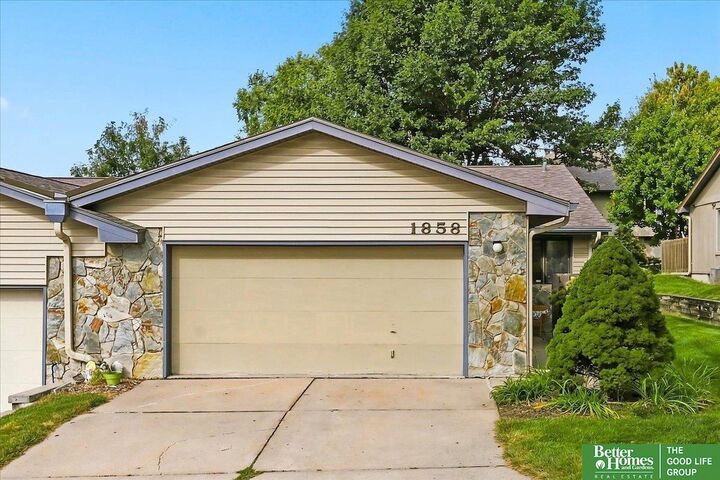 Property Photo:  1858 N 94th Plaza  NE 68114 