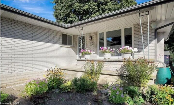 Property Photo:  11 Duncairn Avenue  ON N2M 4S5 