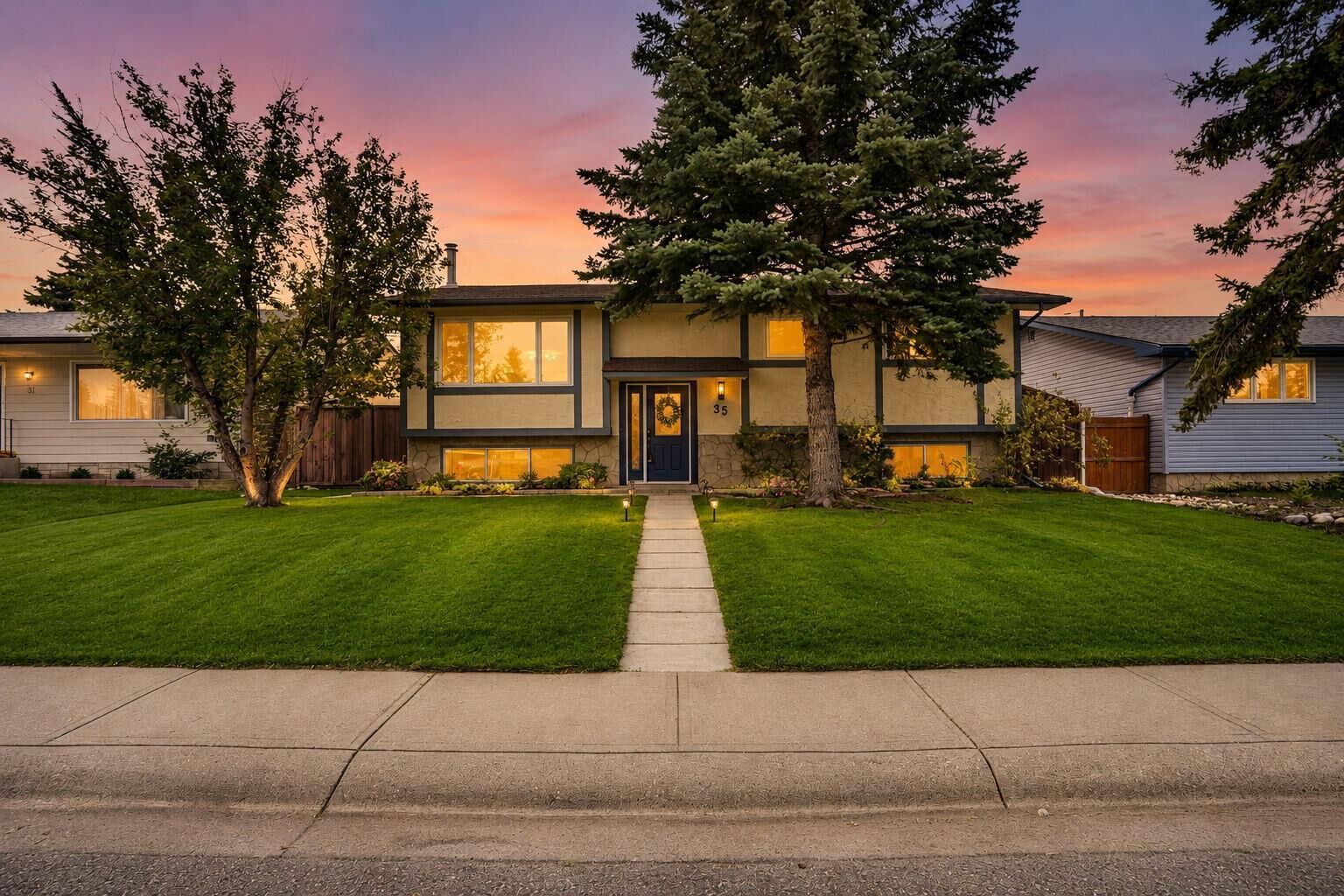 Property Photo:  35 Queen Isabella Close SE  AB T2J 3R2 