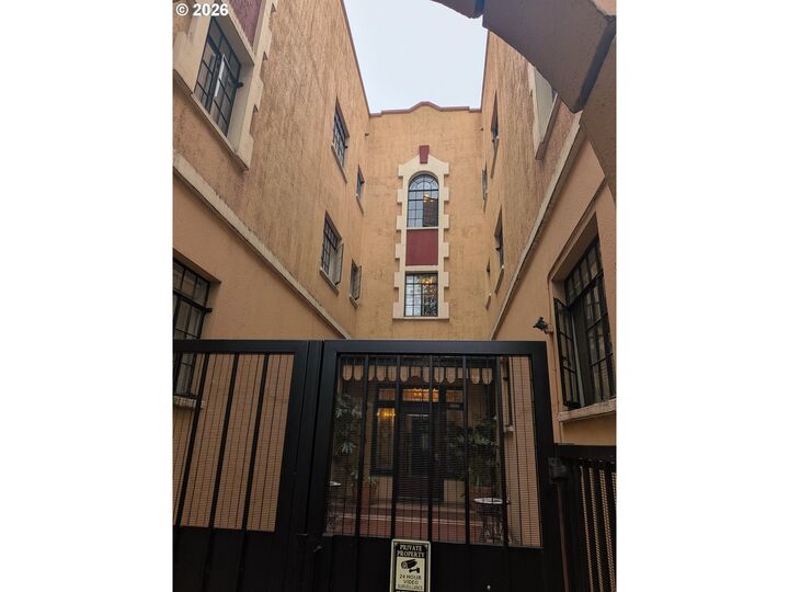 Property Photo: 2829 SE Belmont St 305 OR 97214