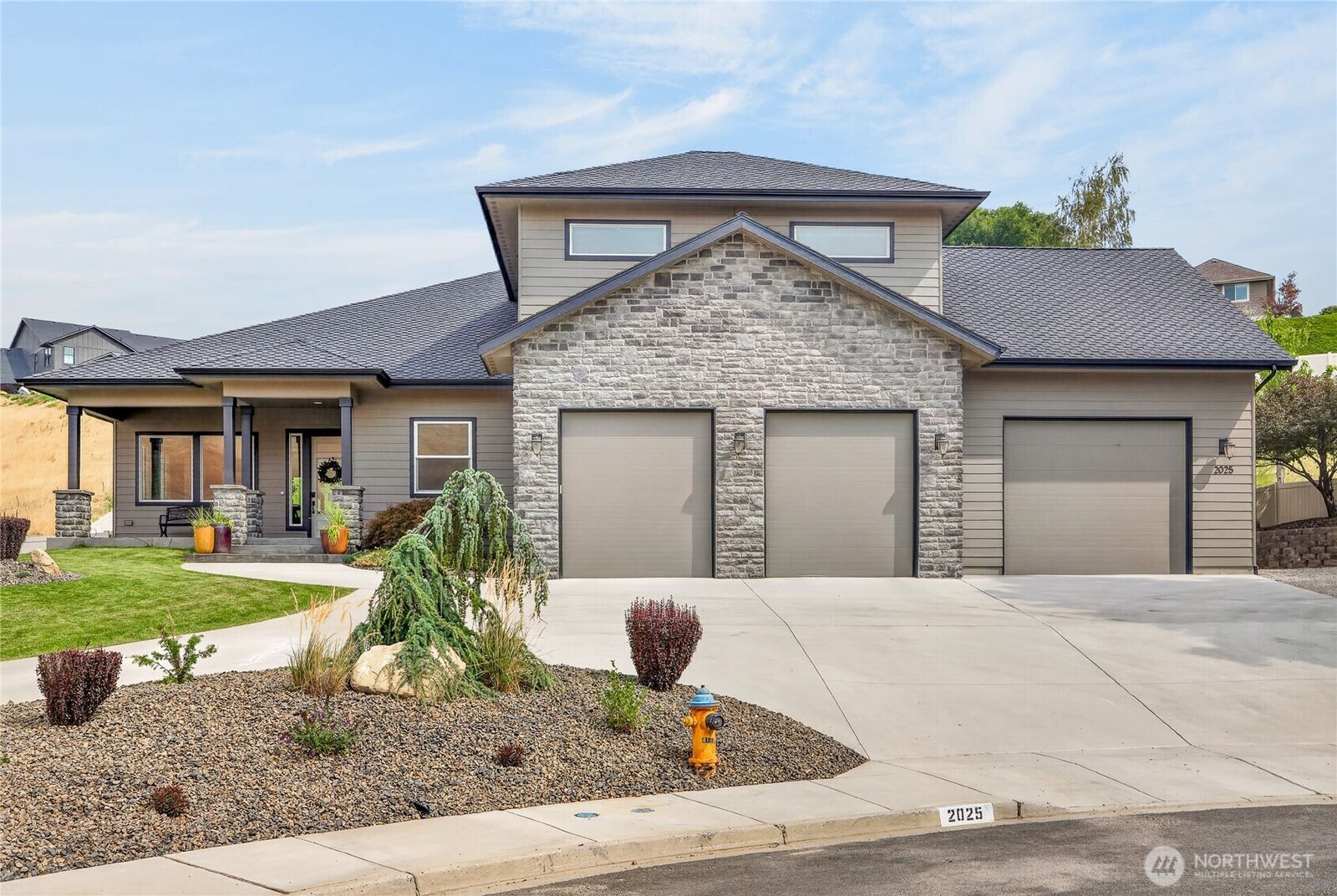 Property Photo: 2025 Broadhurst Pl WA 98801