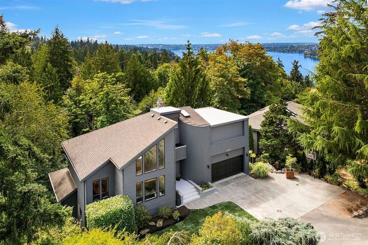 Property Photo:  8410 SE 47th Place  WA 98040 