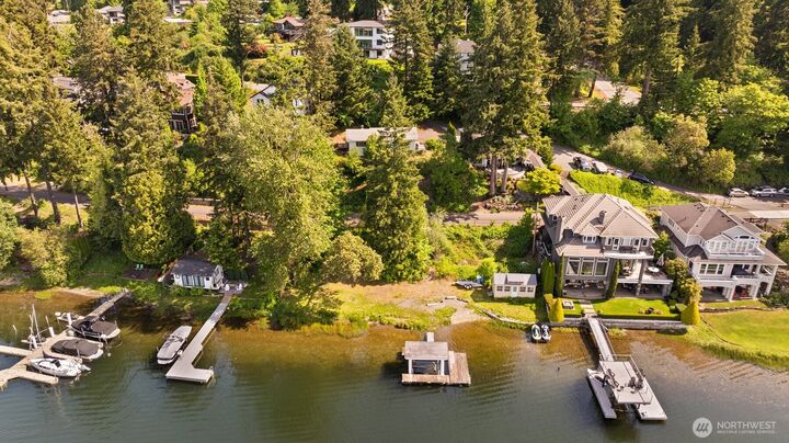 Property Photo:  3027 E Lake Sammamish Parkway SE  WA 98075 