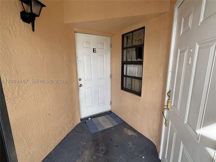 Property Photo:  1190 Washington Cir 1190E  FL 33034 