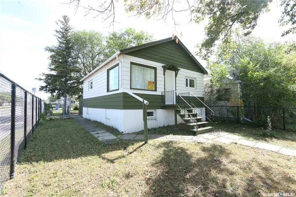 Property Photo:  903 Robinson Street  SK S4T 2M6 