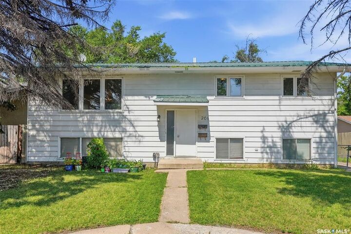 Property Photo:  206 Carleton Drive  SK S7H 4C1 