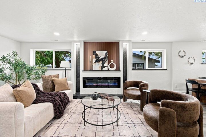 Property Photo: 636 S Sycamore Ave WA 99301