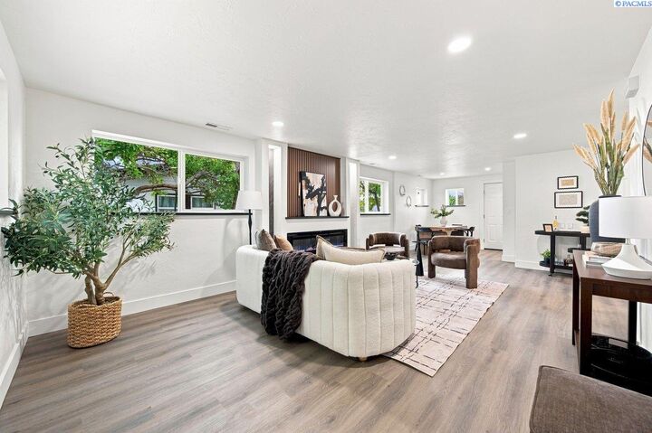 Property Photo: 636 S Sycamore Ave WA 99301